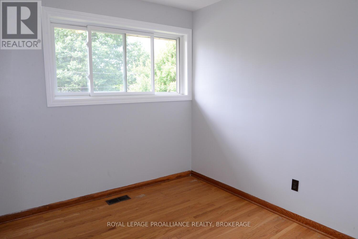 322 Meadowcrest Road, Kingston, Ontario  K7M 3S3 - Photo 15 - X12375072