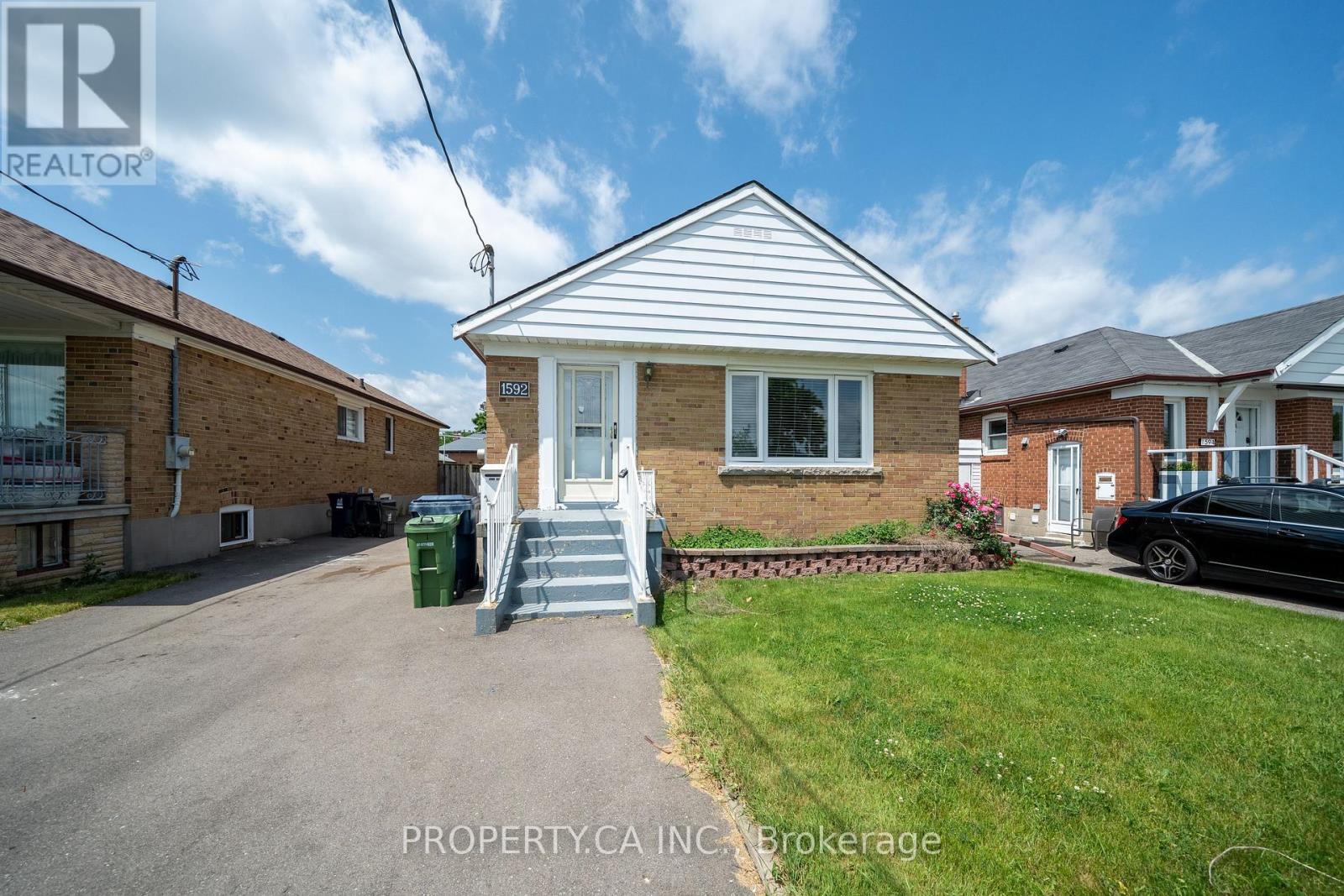 1592 Pharmacy Avenue, Toronto, Ontario  M1R 2K7 - Photo 2 - E12257230