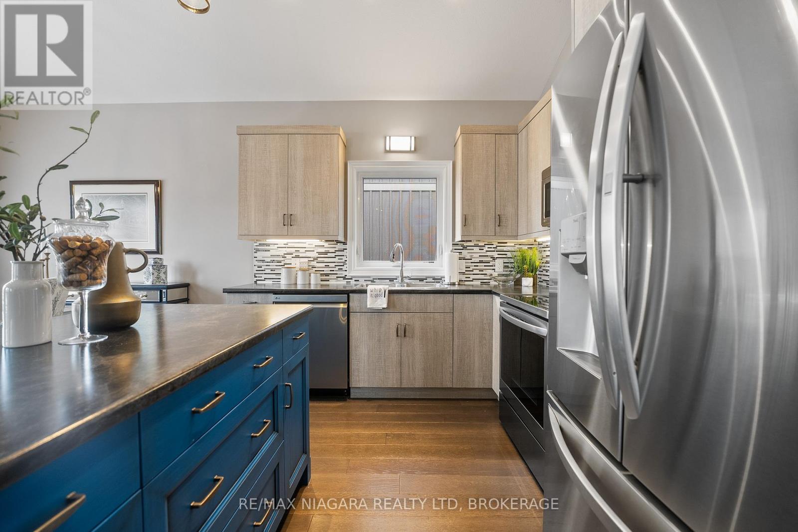 86 Parkside Drive, St. Catharines, Ontario  L2M 1M4 - Photo 9 - X12375001
