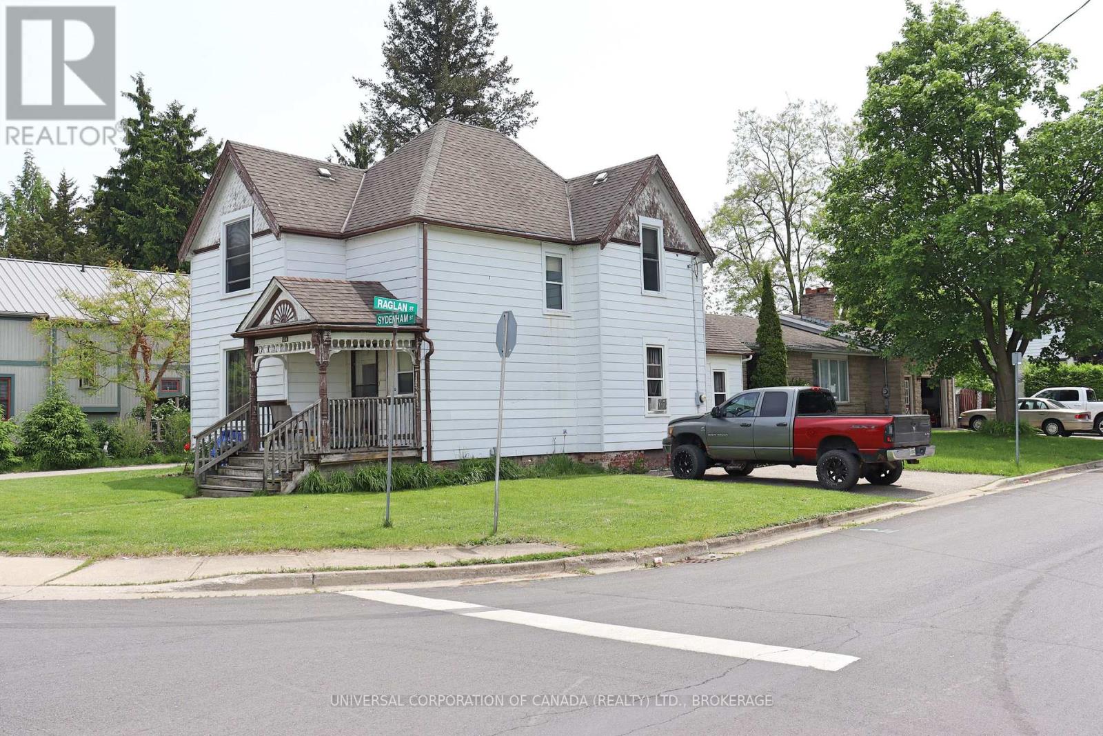 Photo 17 of 28 for 124 Sydenham Street W