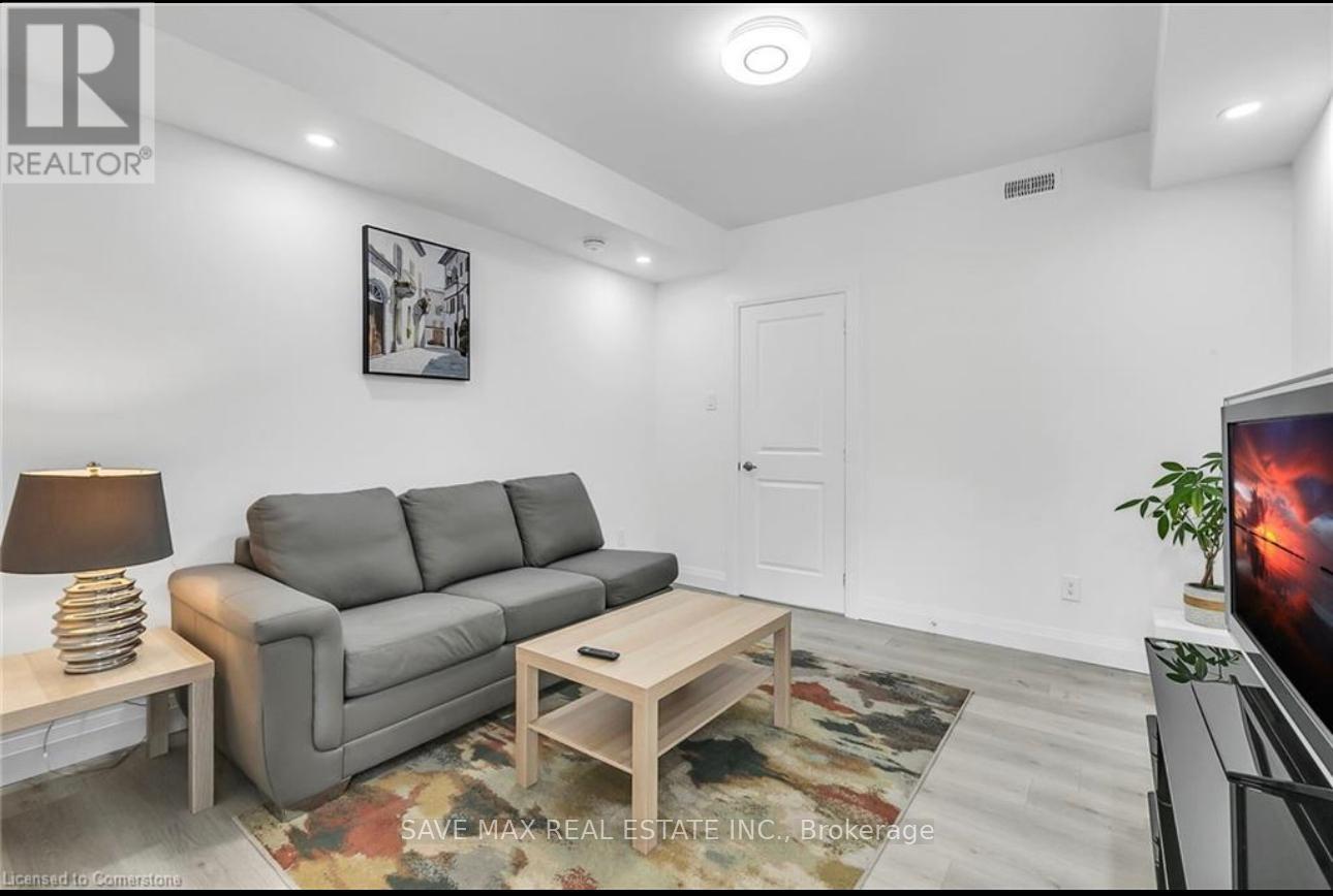 528 Nathalie Crescent, Kitchener, Ontario  N2E 0C9 - Photo 4 - X12374860