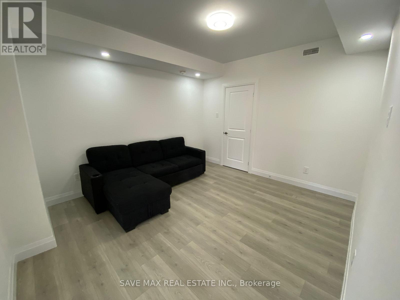 528 Nathalie Crescent, Kitchener, Ontario  N2E 0C9 - Photo 8 - X12374860