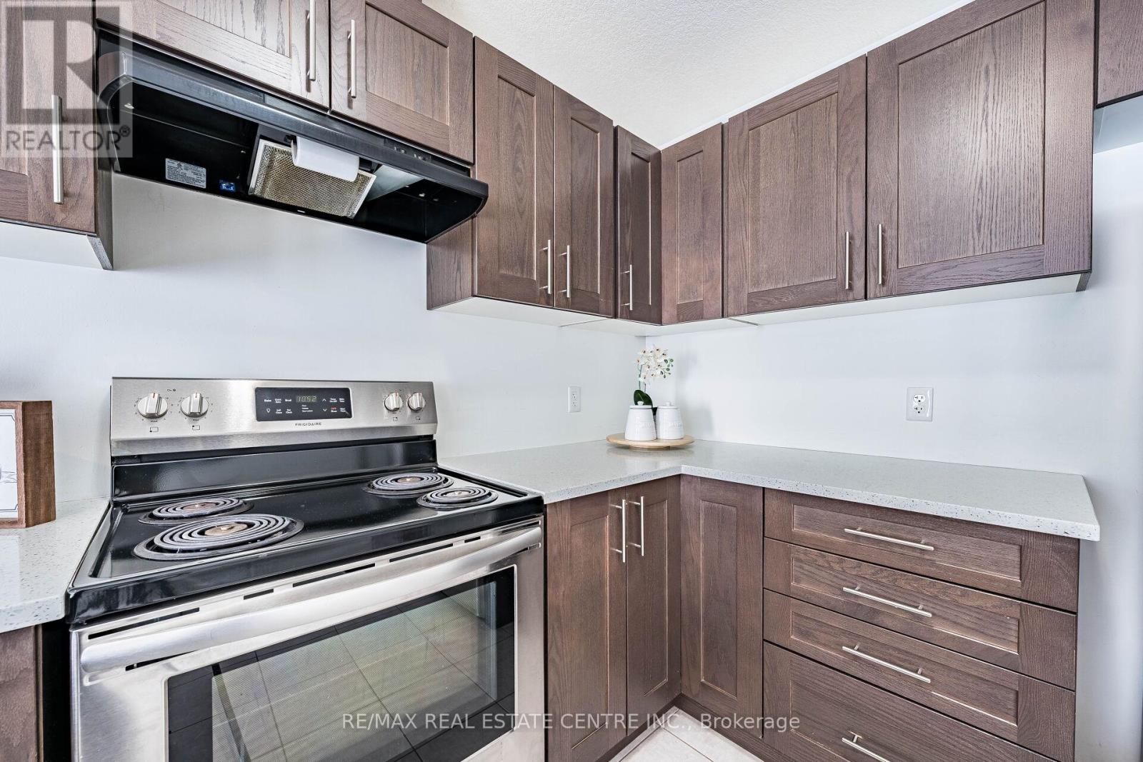 99 - 135 Hardcastle Drive, Cambridge, Ontario  N1S 0B4 - Photo 10 - X12374936