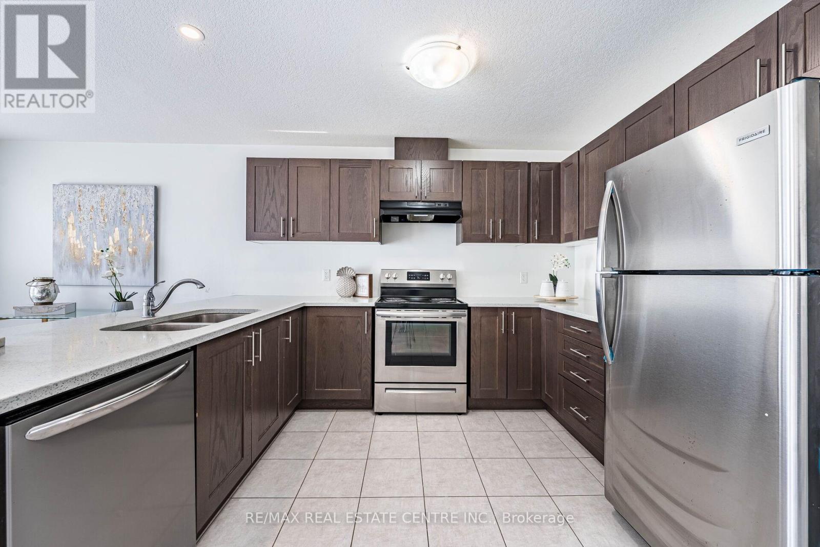 99 - 135 Hardcastle Drive, Cambridge, Ontario  N1S 0B4 - Photo 9 - X12374936