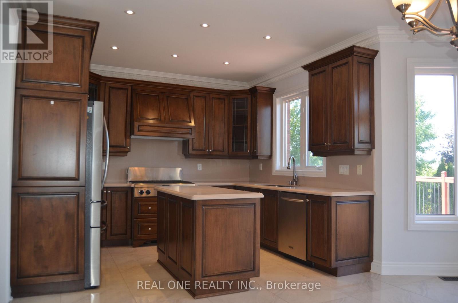 83 Townwood Drive, Richmond Hill, Ontario  L4E 4T2 - Photo 10 - N12374972