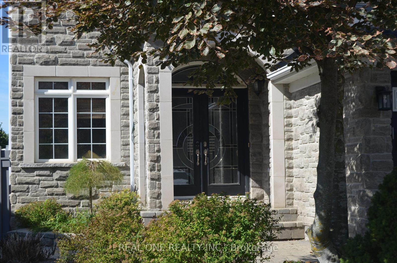 83 Townwood Drive, Richmond Hill, Ontario  L4E 4T2 - Photo 2 - N12374972
