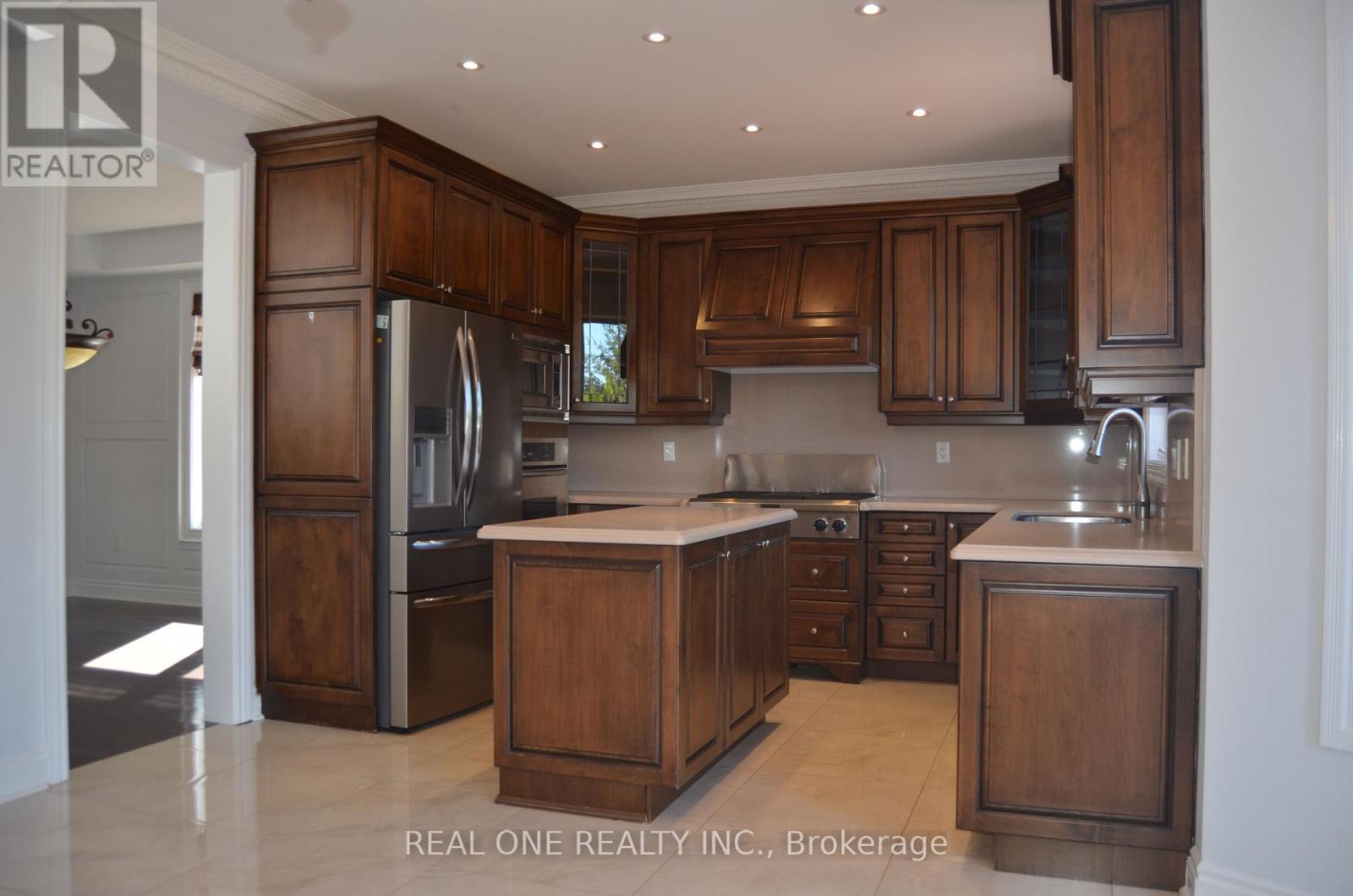 83 Townwood Drive, Richmond Hill, Ontario  L4E 4T2 - Photo 9 - N12374972
