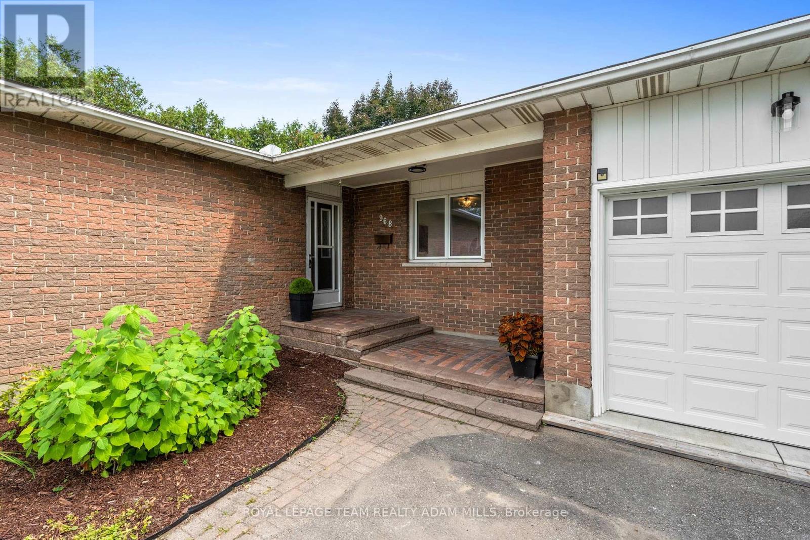 968 Walkley Road, Ottawa, Ontario  K1V 6R3 - Photo 3 - X12375194