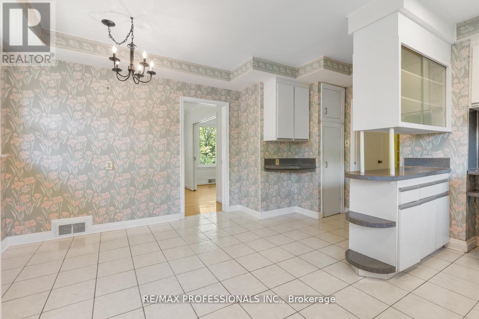 8 Glendarling Road, Toronto, Ontario  M9A 4G2 - Photo 11 - W12375054