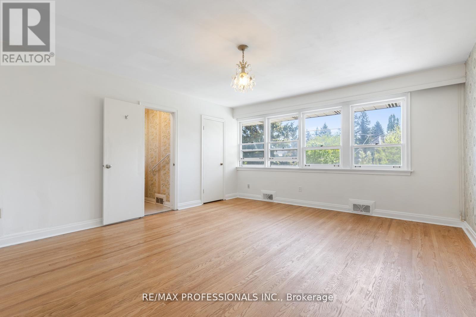 8 Glendarling Road, Toronto, Ontario  M9A 4G2 - Photo 21 - W12375054