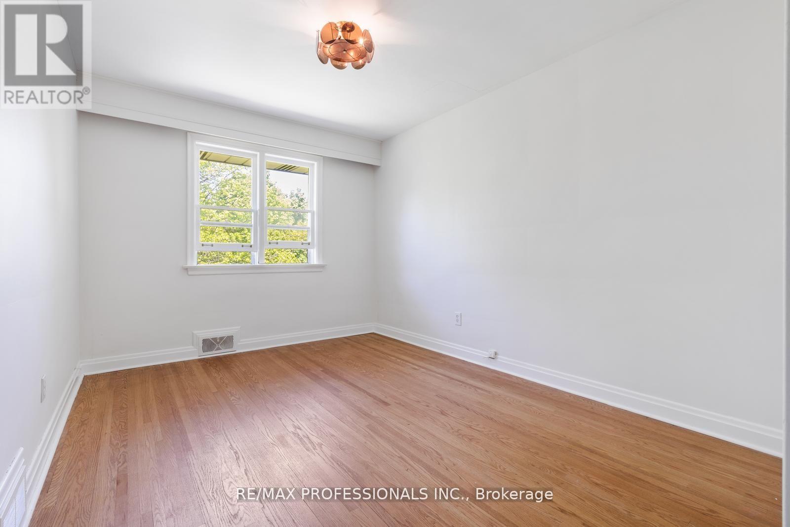8 Glendarling Road, Toronto, Ontario  M9A 4G2 - Photo 22 - W12375054