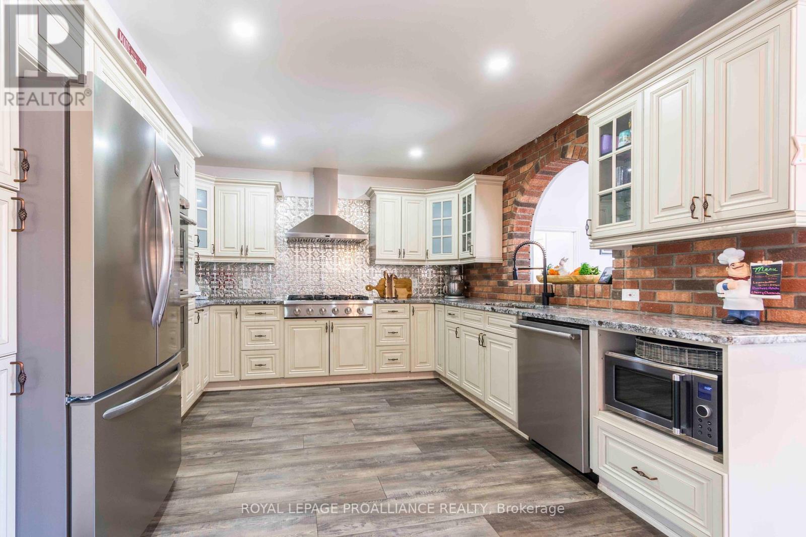 20 Hope Crescent, Belleville (Belleville Ward), Ontario  K8P 4S2 - Photo 18 - X12209173