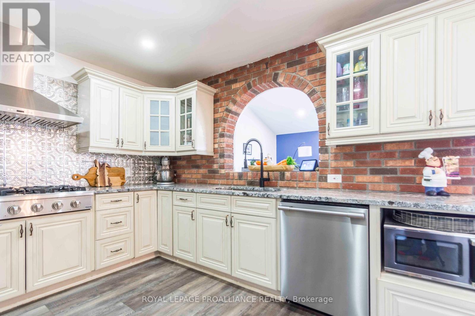 20 Hope Crescent, Belleville (Belleville Ward), Ontario  K8P 4S2 - Photo 19 - X12209173