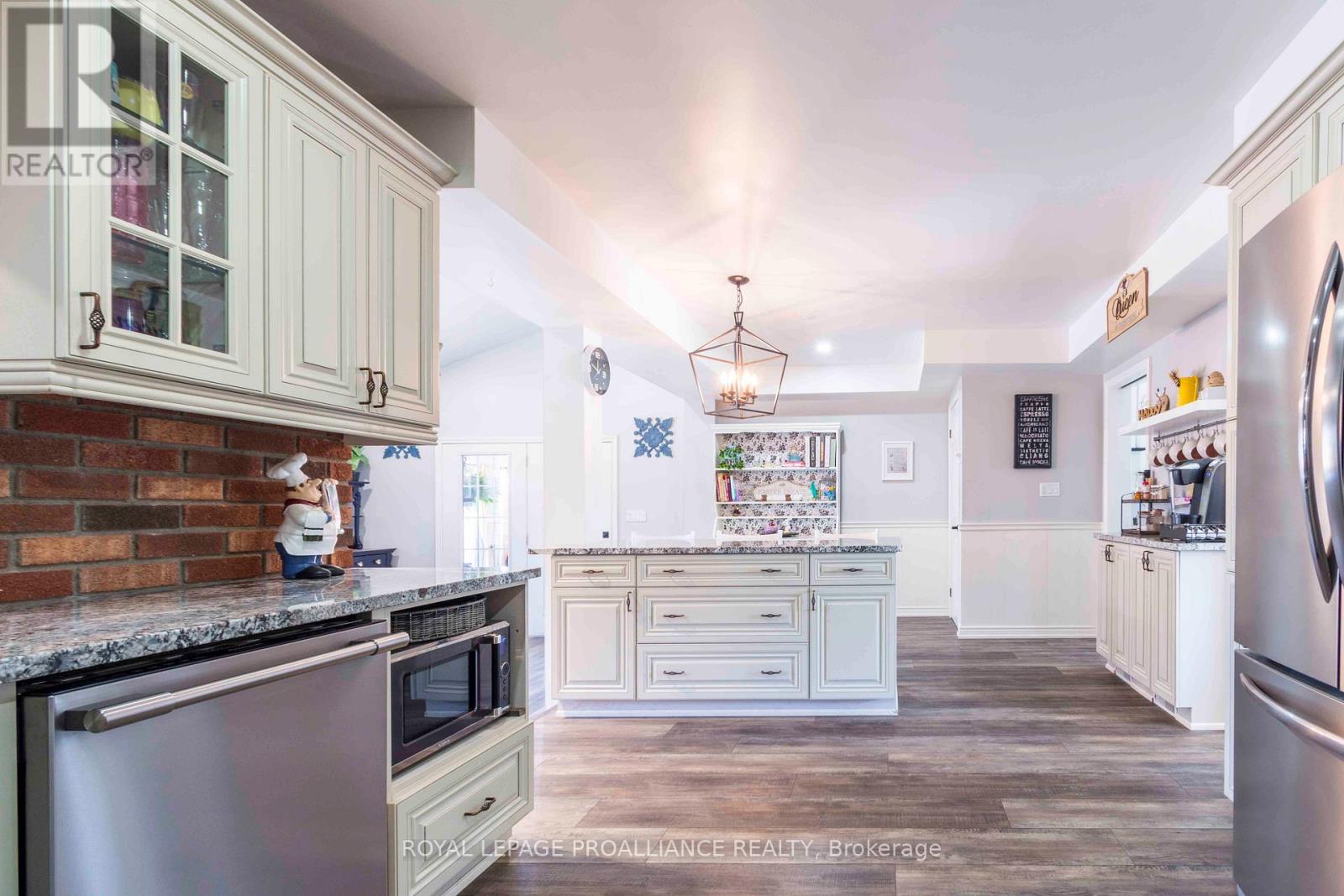 20 Hope Crescent, Belleville (Belleville Ward), Ontario  K8P 4S2 - Photo 21 - X12209173