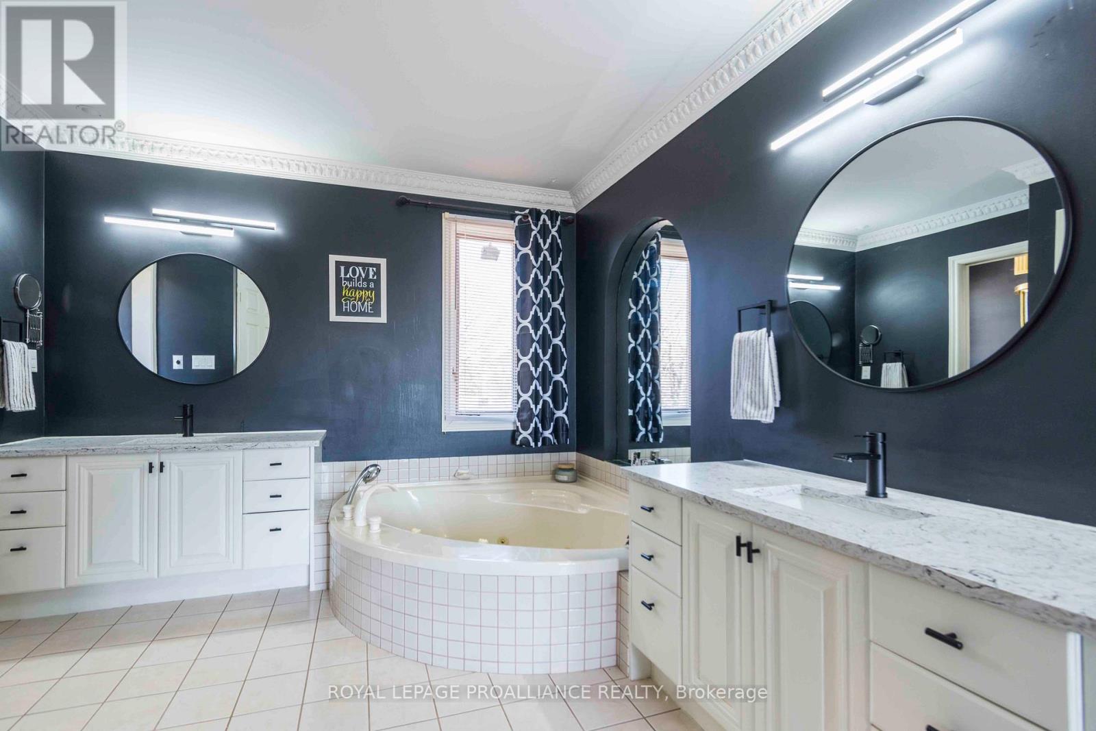 20 Hope Crescent, Belleville (Belleville Ward), Ontario  K8P 4S2 - Photo 35 - X12209173