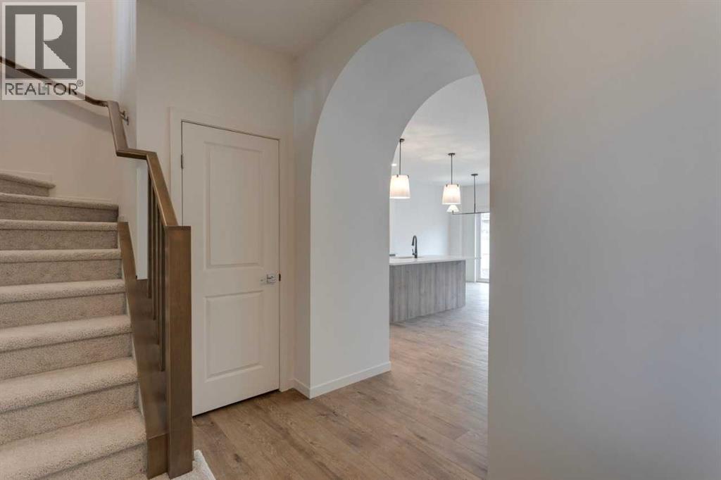 Property at 807 Bayview Terrace SW image 2