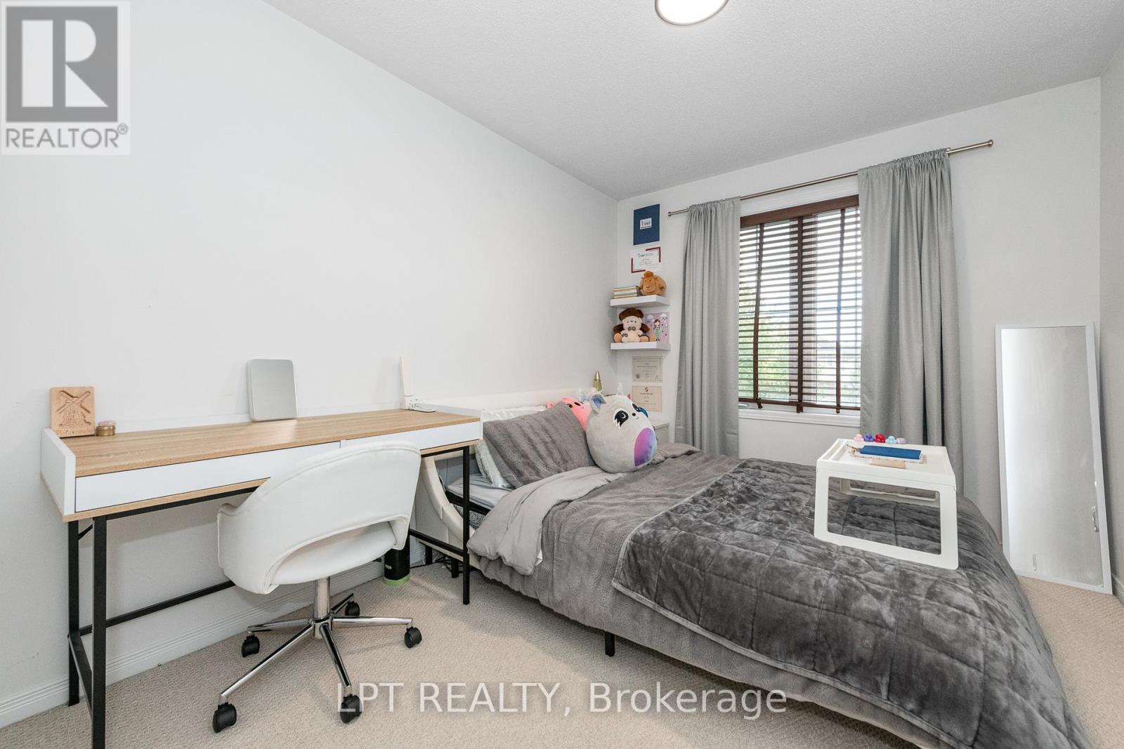 950 Torovin Private, Ottawa, Ontario  K1B 0A7 - Photo 14 - X12375252