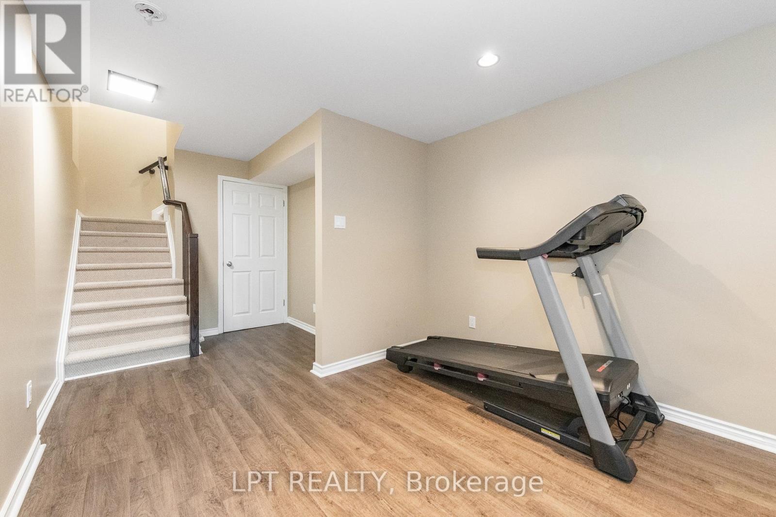 950 Torovin Private, Ottawa, Ontario  K1B 0A7 - Photo 17 - X12375252