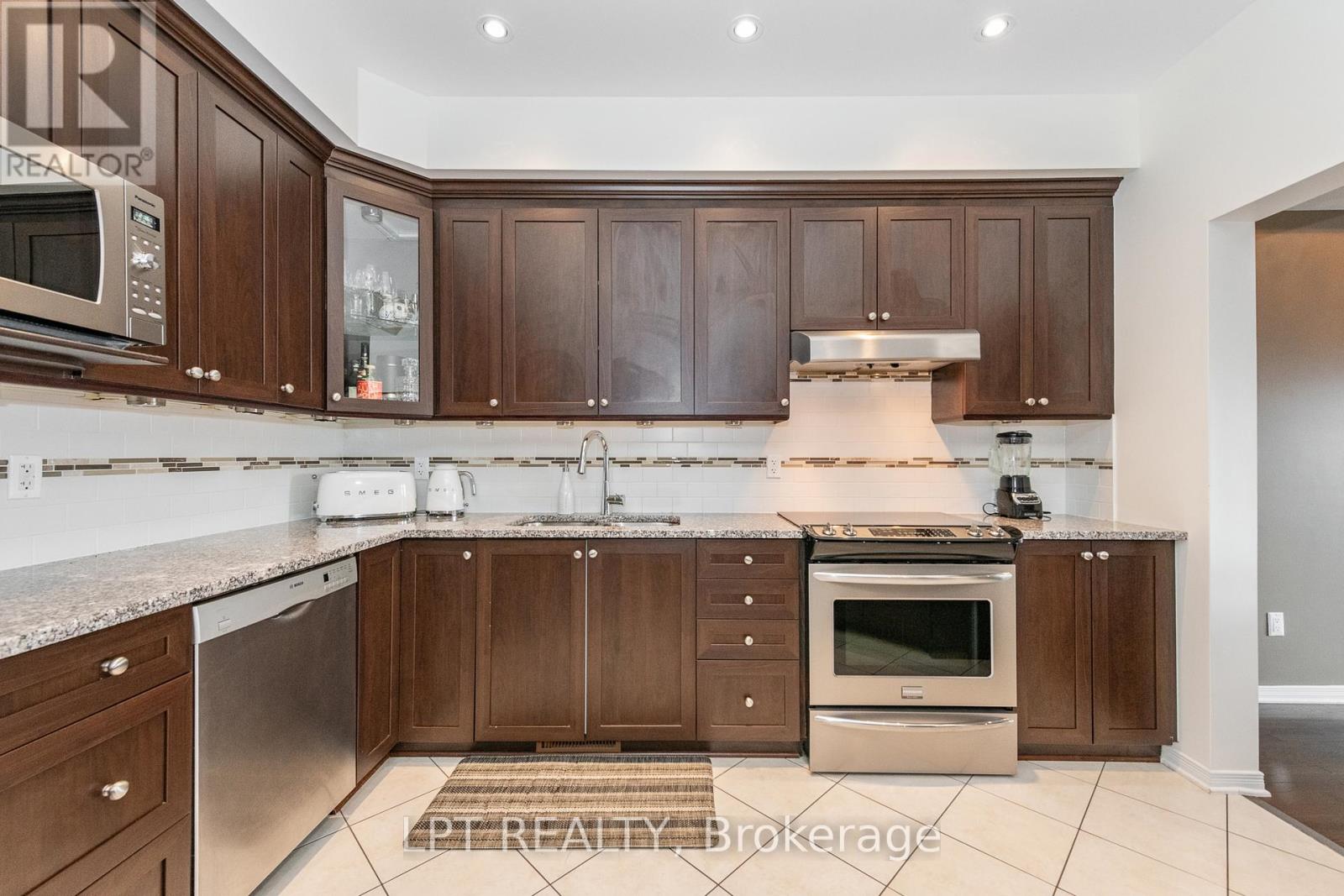 950 Torovin Private, Ottawa, Ontario  K1B 0A7 - Photo 7 - X12375252