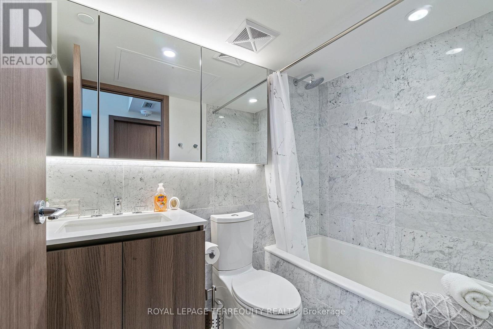 3010 - 19 Bathurst Street, Toronto, Ontario  M5V 0N2 - Photo 7 - C12375121