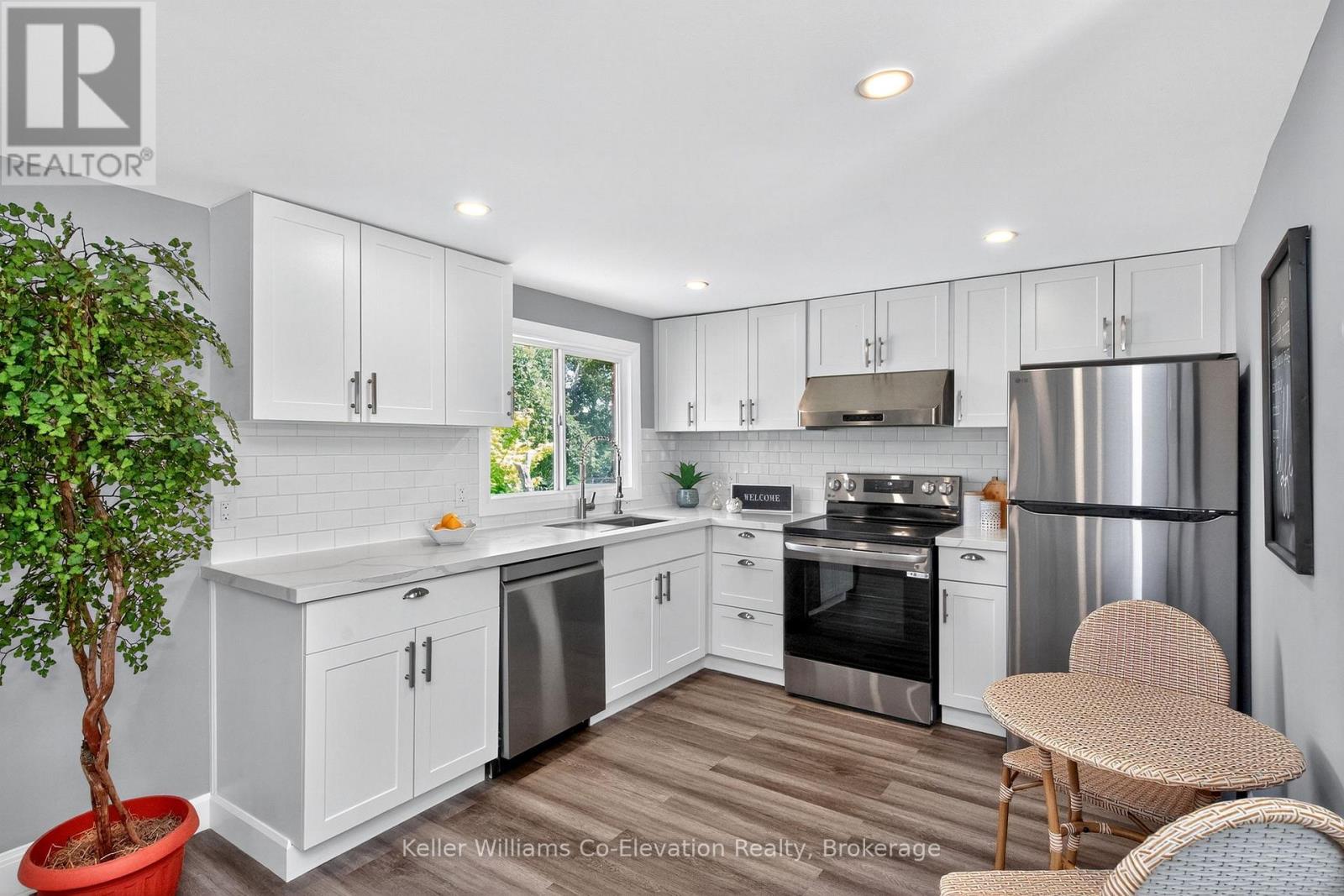 408 Barnes Avenue, Tay, Ontario  L0K 1R0 - Photo 6 - S12375340