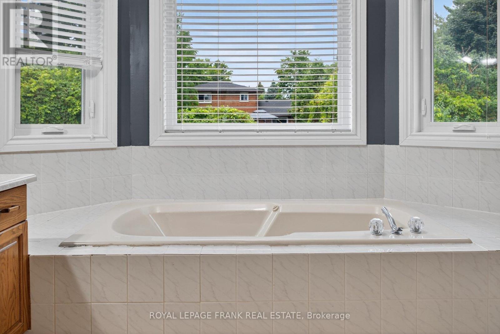 1805 Parkwood Circle, Peterborough, Ontario  K9J 8C3 - Photo 28 - X12375360