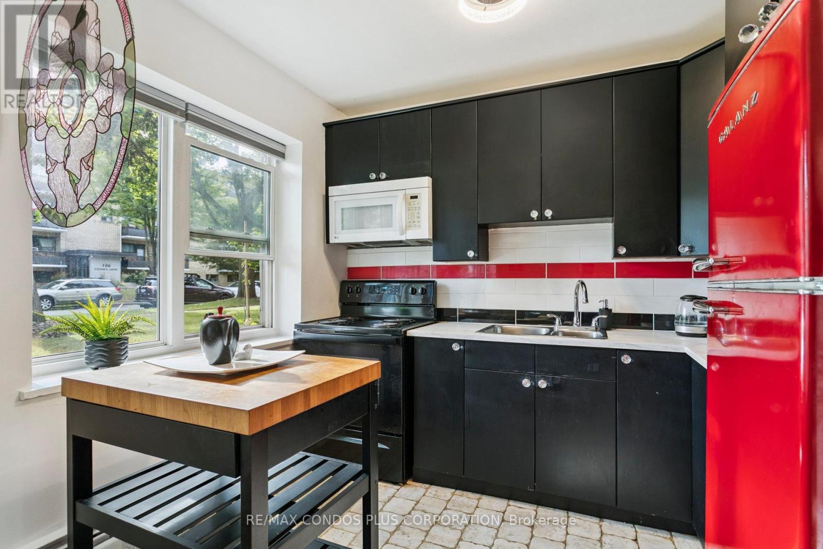101 - 185 Stephen Drive, Toronto (Stonegate-Queensway), Ontario  M8Y 3N5 - Photo 9 - W12375168