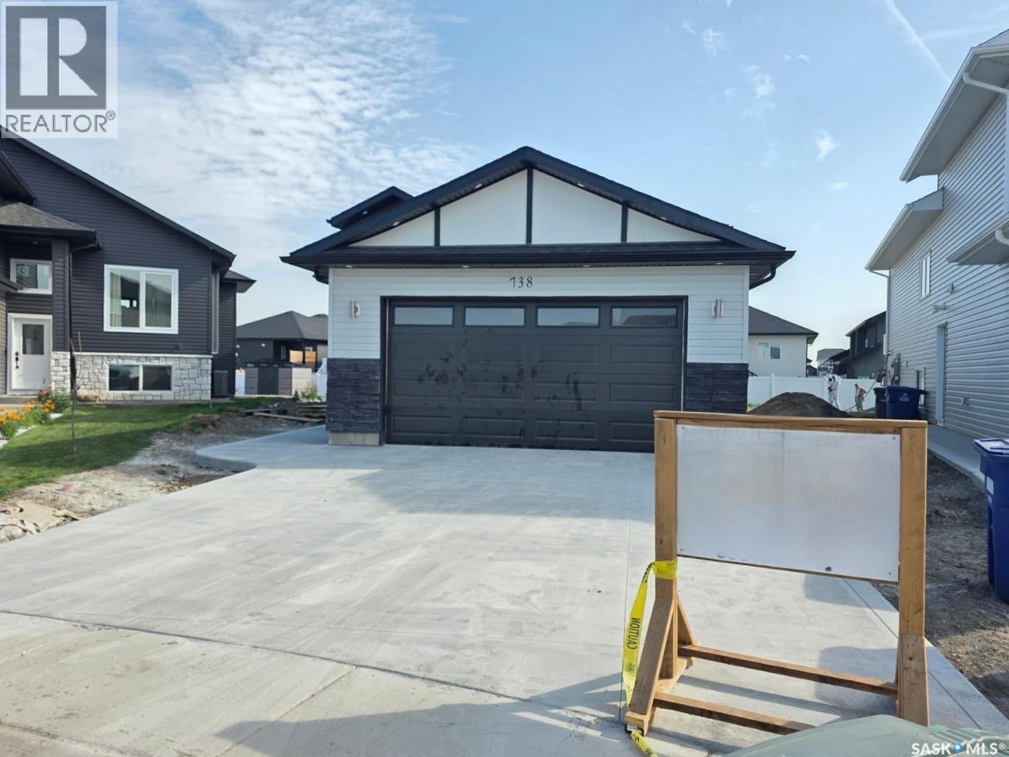 738 Bentley Manor, Saskatoon, Saskatchewan  S7L 7N2 - Photo 2 - SK017196