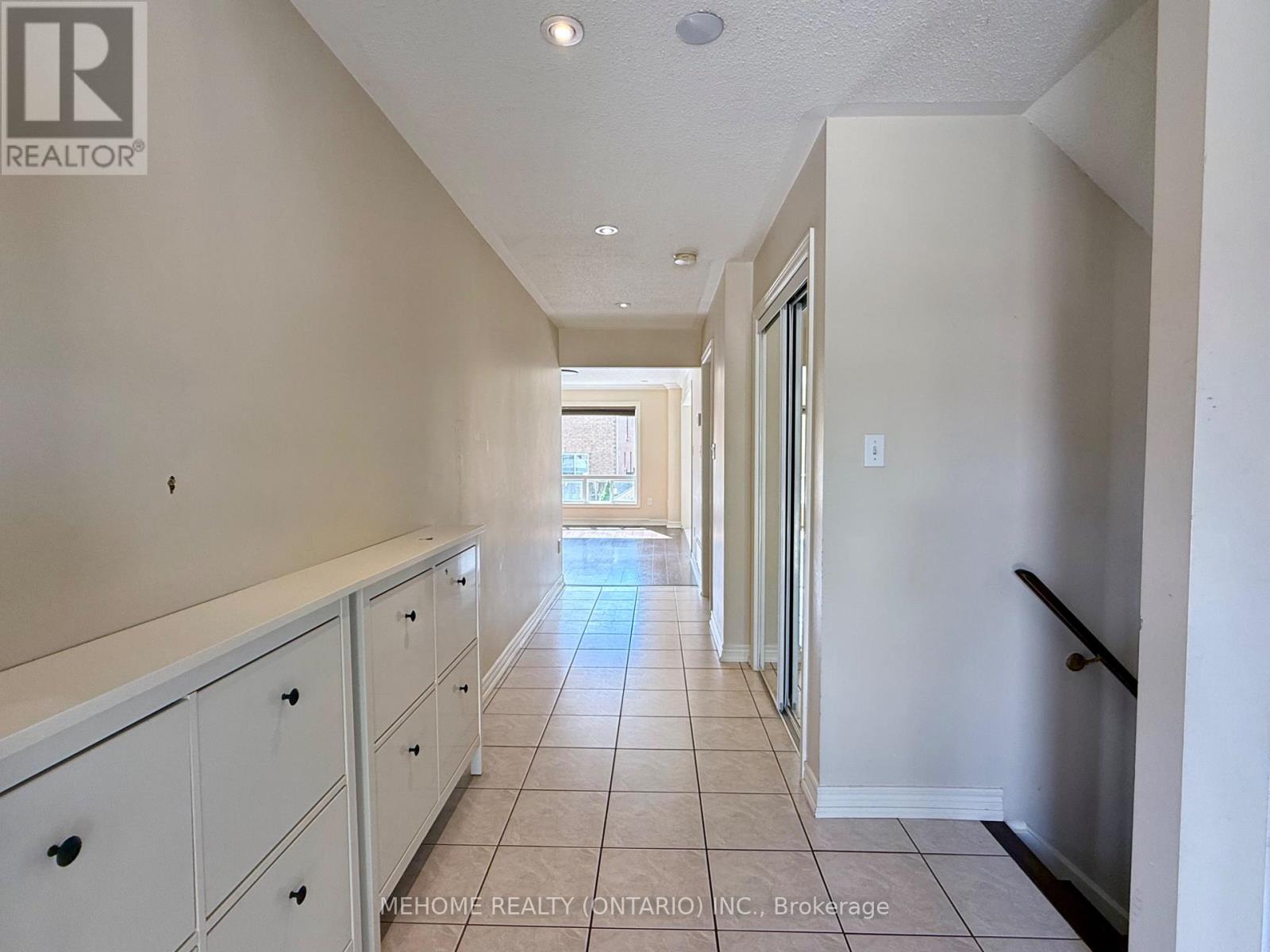 49 Selkirk Drive, Richmond Hill, Ontario  L4B 4S5 - Photo 2 - N12337155