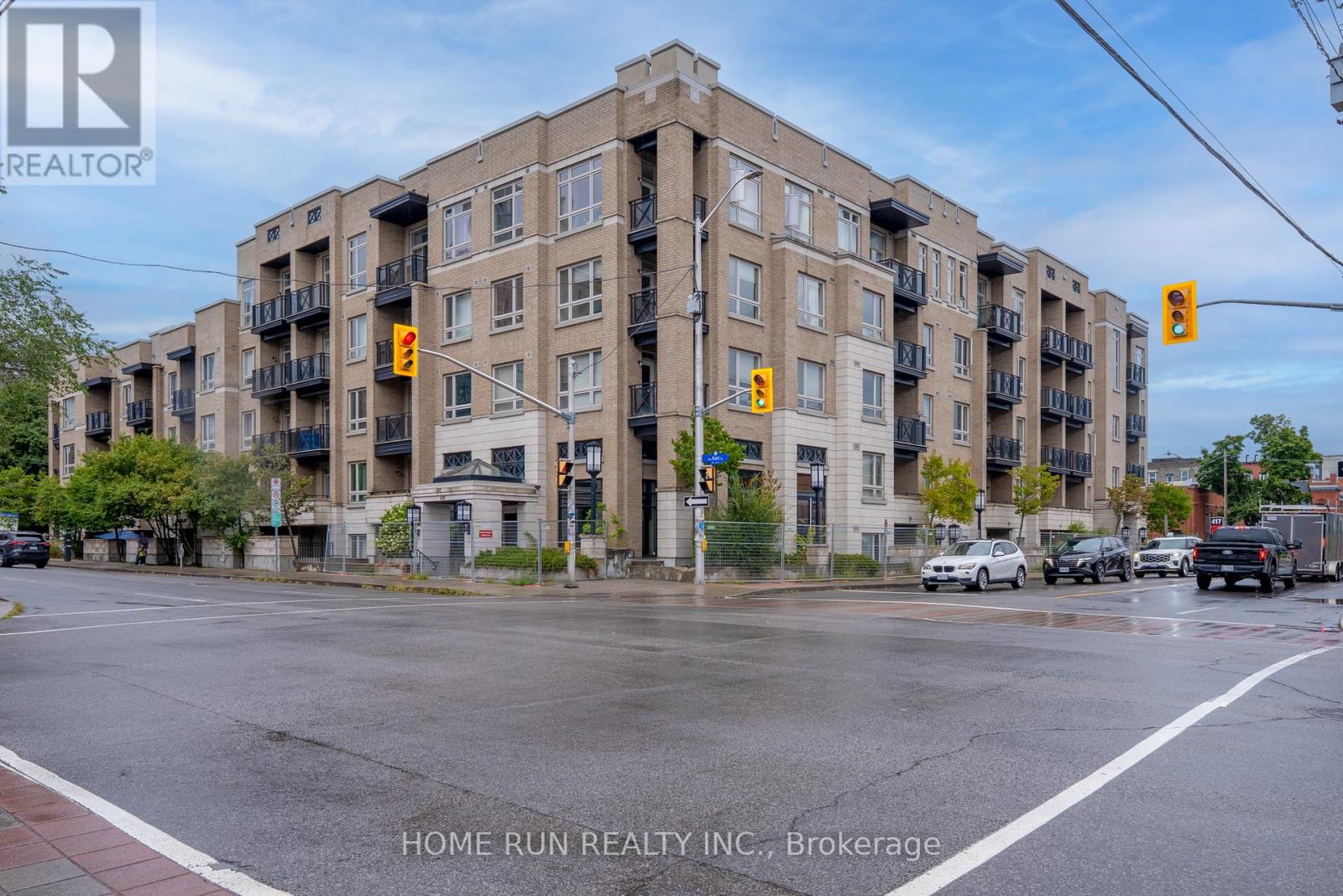 210 - 429 Kent Street, Ottawa, Ontario  K2P 1B5 - Photo 2 - X12375434