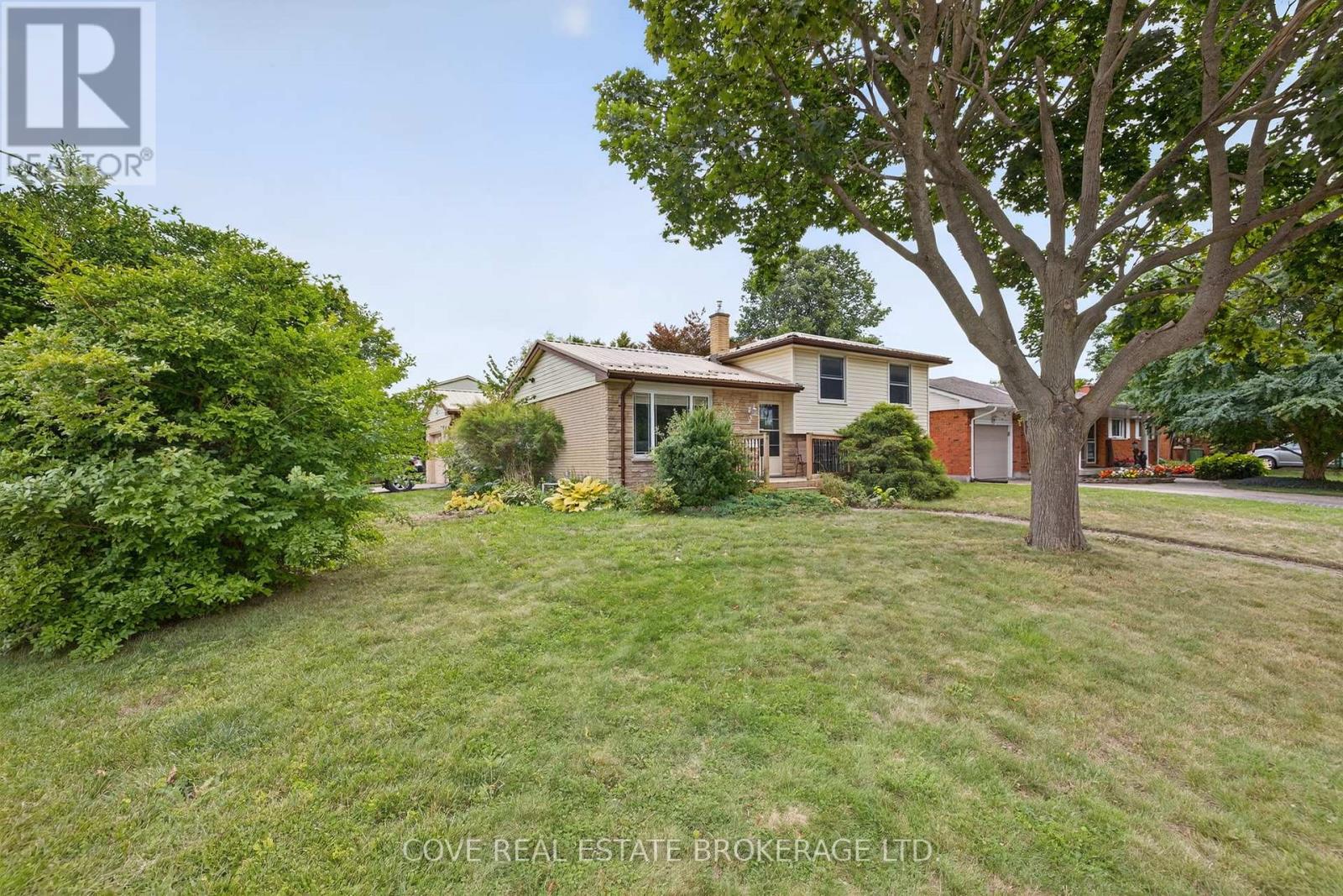 2 Aspen Avenue, St. Thomas, Ontario  N5R 5G4 - Photo 3 - X12373916