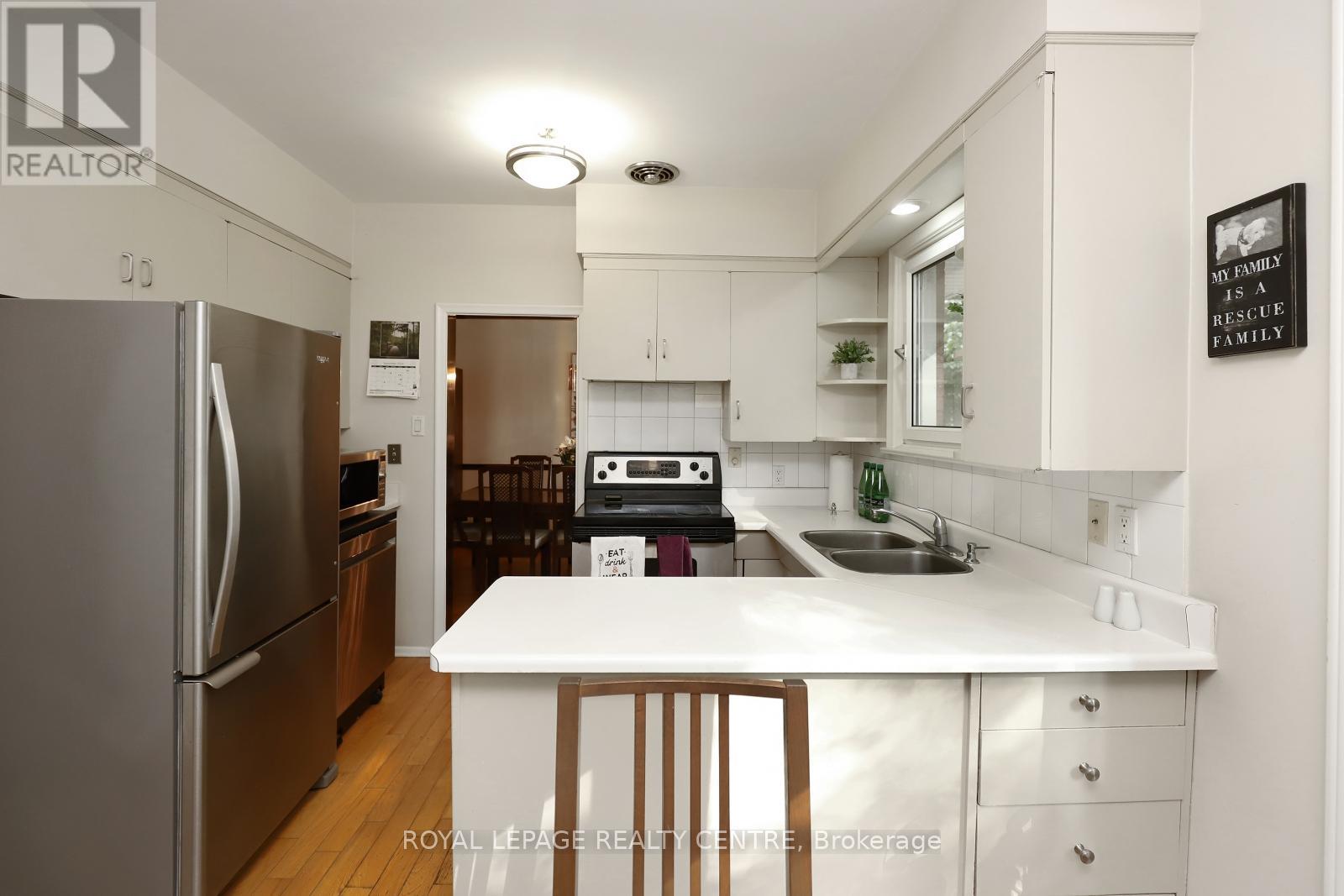 3338 Enniskillen Circle, Mississauga, Ontario  L5C 2M8 - Photo 18 - W12370580