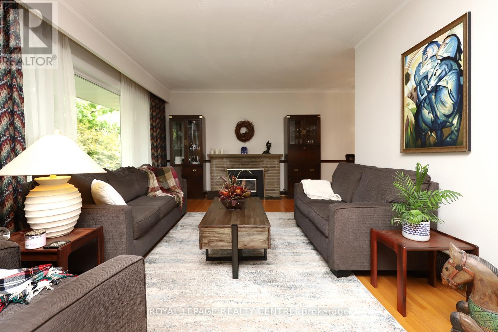 3338 Enniskillen Circle, Mississauga, Ontario  L5C 2M8 - Photo 9 - W12370580