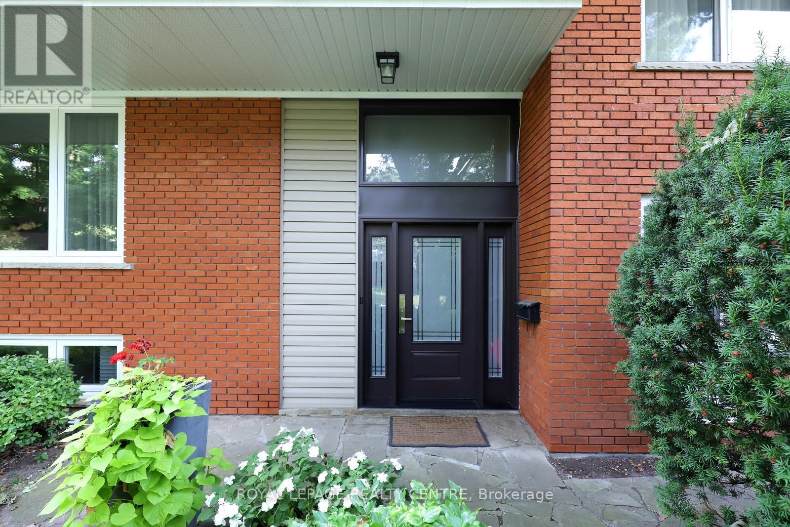3338 Enniskillen Circle, Mississauga, Ontario  L5C 2M8 - Photo 6 - W12370580