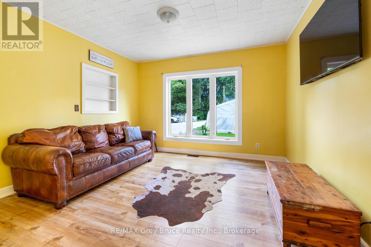243 Queen Street W, South Bruce Peninsula, Ontario  N0H 1P0 - Photo 2 - X12375421