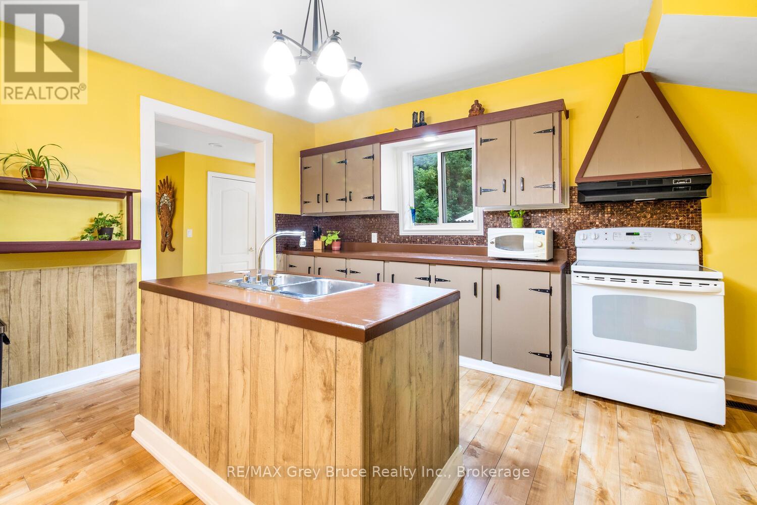 243 Queen Street W, South Bruce Peninsula, Ontario  N0H 1P0 - Photo 4 - X12375421