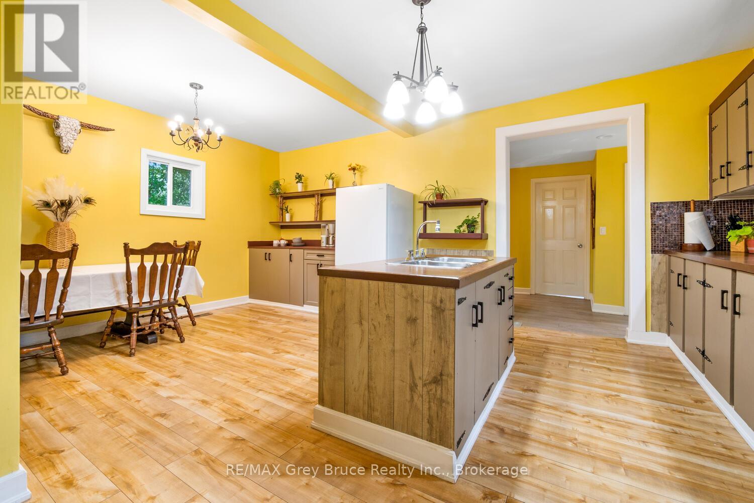 243 Queen Street W, South Bruce Peninsula, Ontario  N0H 1P0 - Photo 5 - X12375421