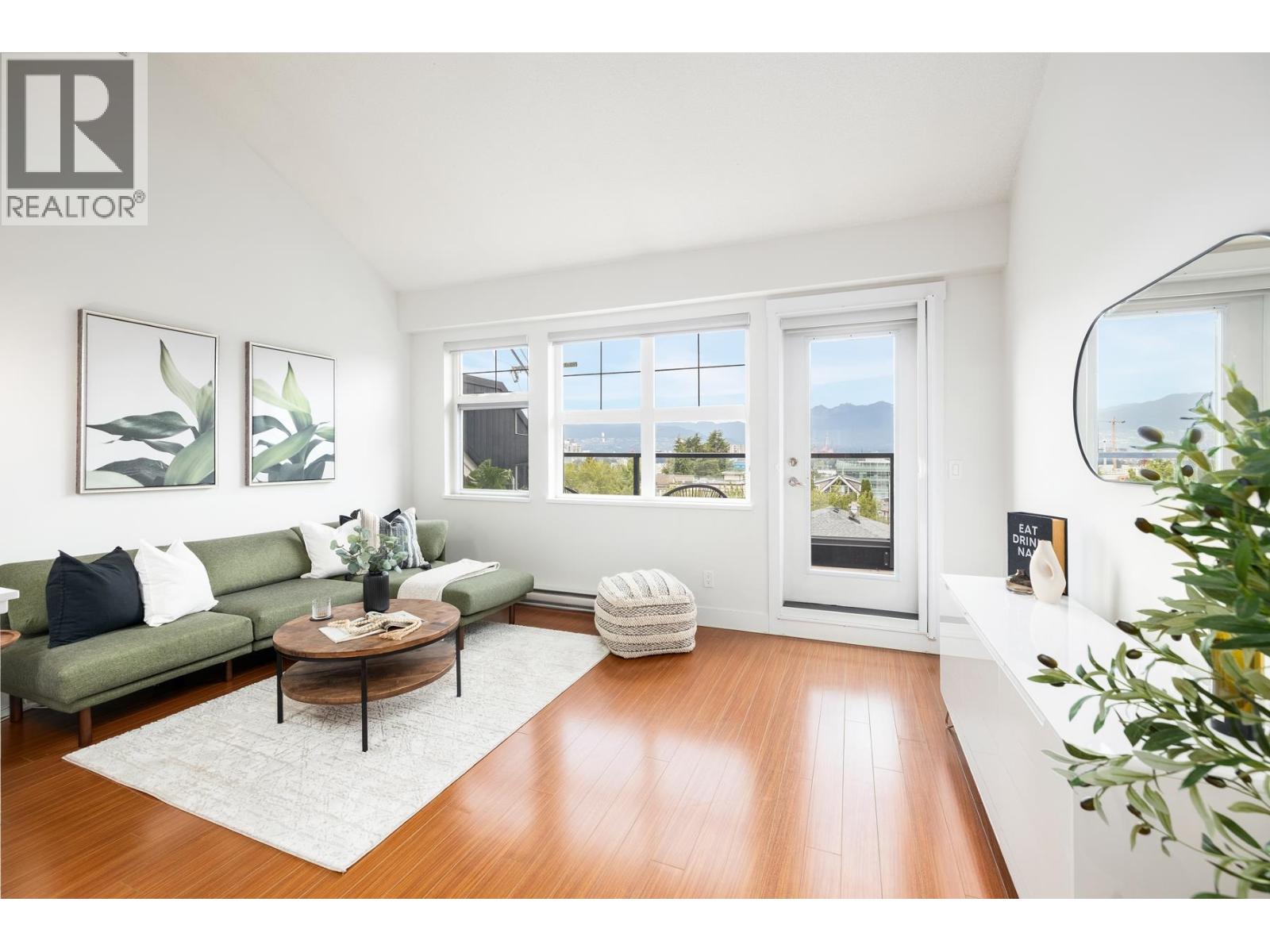 2276 St. George Street, Vancouver, British Columbia  V5T 3R2 - Photo 2 - R3042144