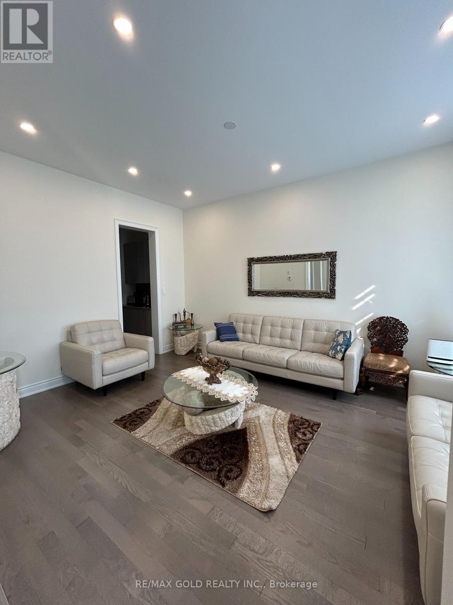3318 Millicent Avenue, Oakville, Ontario  L6H 0Z8 - Photo 4 - W12365325