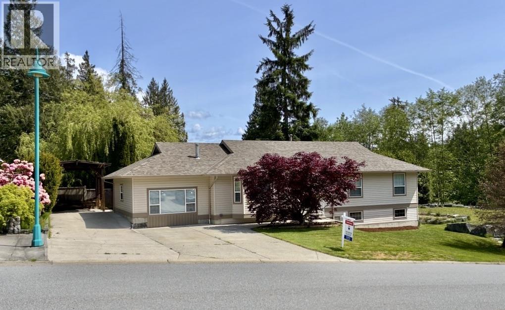 5916 St. Andrews Place, Sechelt, British Columbia  V7Z 0L7 - Photo 1 - R3042228