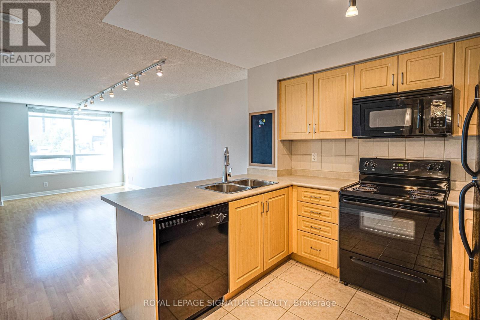 402 - 212 EGLINTON AVENUE, Toronto, Ontario