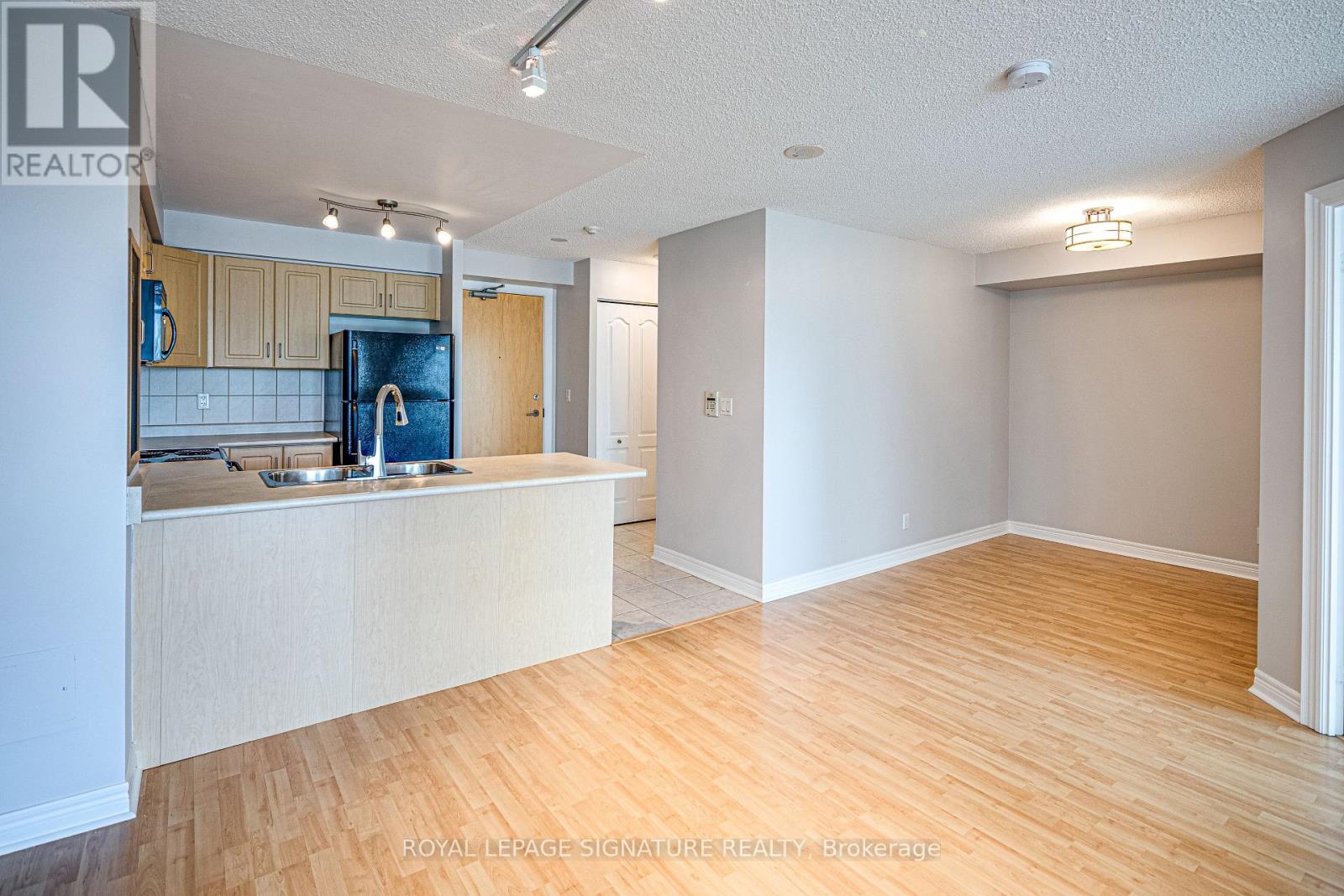402 - 212 Eglinton Avenue, Toronto, Ontario  M4P 0A3 - Photo 4 - C12375225