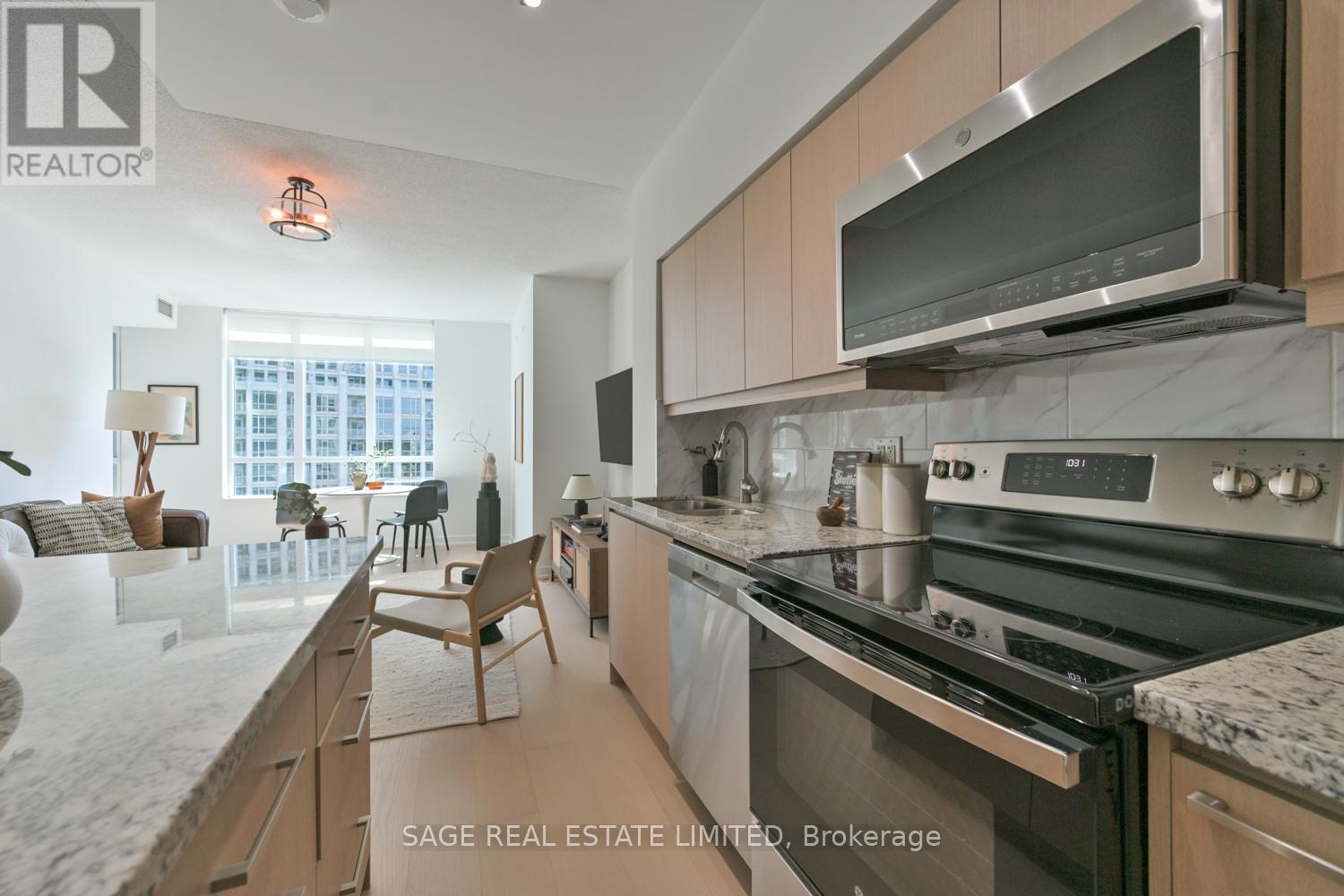 702 - 215 Fort York Boulevard, Toronto, Ontario  M5V 4A2 - Photo 10 - C12375320