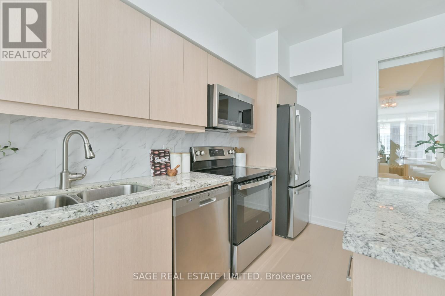 702 - 215 Fort York Boulevard, Toronto, Ontario  M5V 4A2 - Photo 9 - C12375320