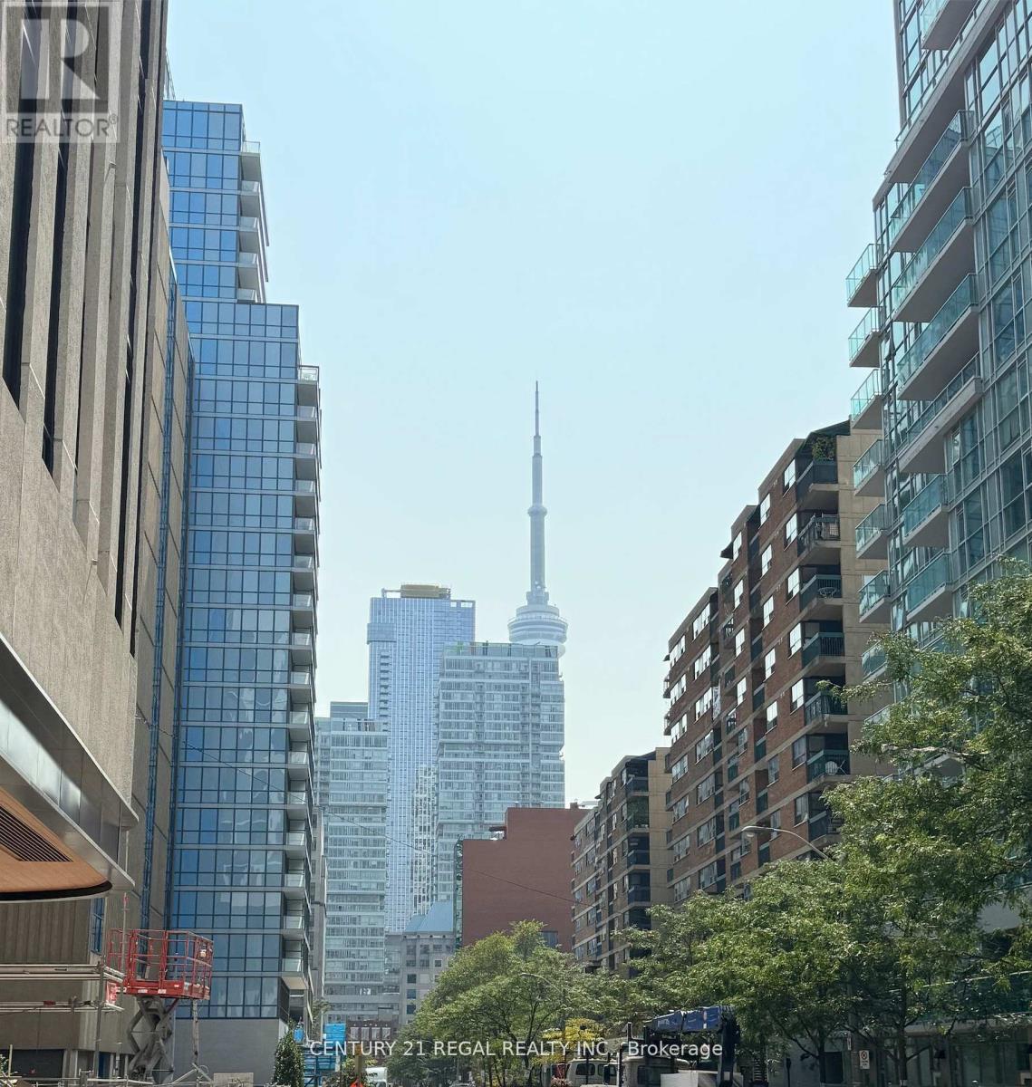 402 - 238 Simcoe Street, Toronto, Ontario  M5T 0E2 - Photo 2 - C12375329