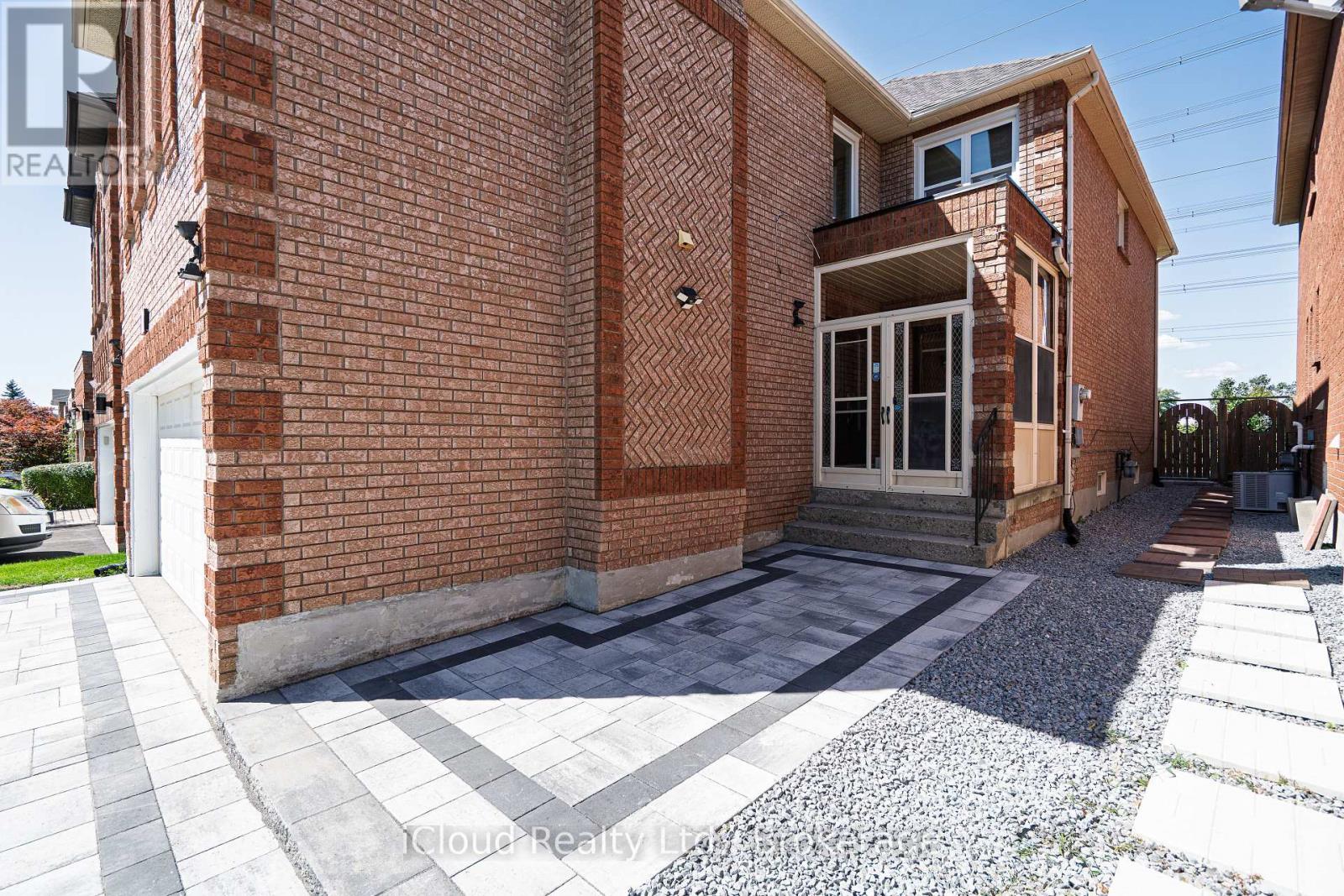 80 Venice Crescent W, Vaughan (Beverley Glen), Ontario  L4J 7T1 - Photo 2 - N12375266