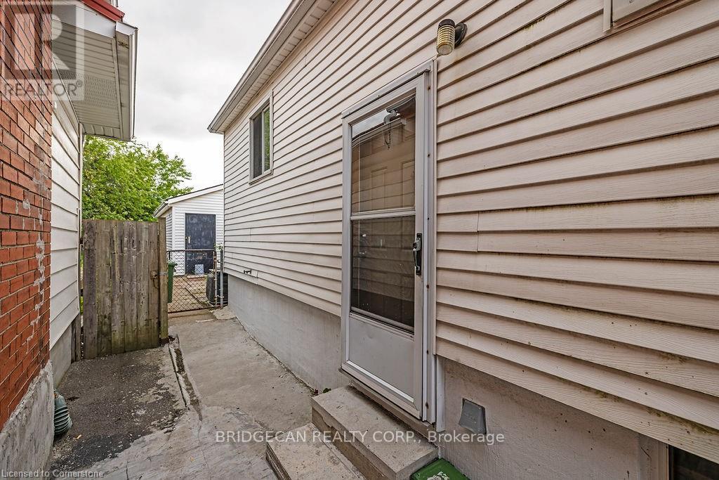 201 East 23rd Street, Hamilton (Eastmount), Ontario  L8V 2X2 - Photo 4 - X12375353
