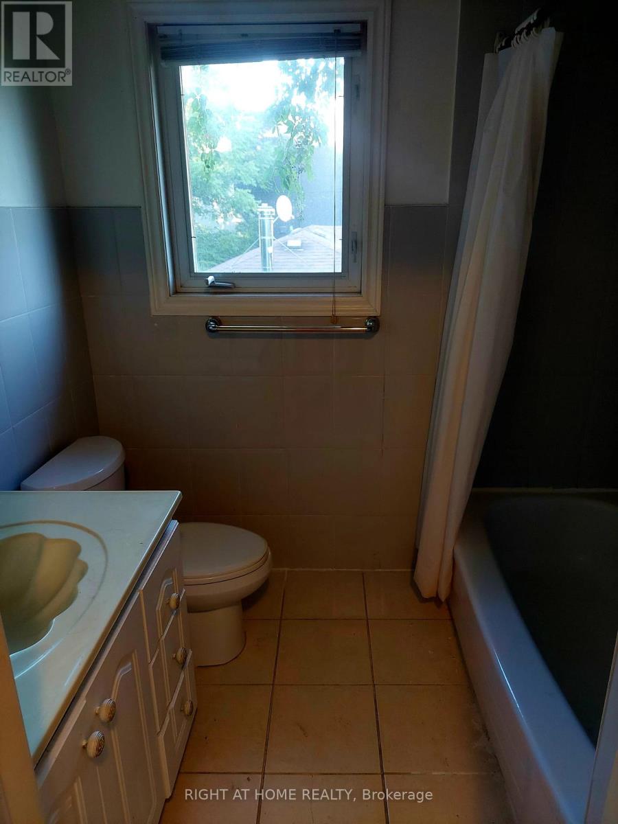 110 Weldrick Road W, Richmond Hill, Ontario  L4C 3T8 - Photo 10 - N12375412