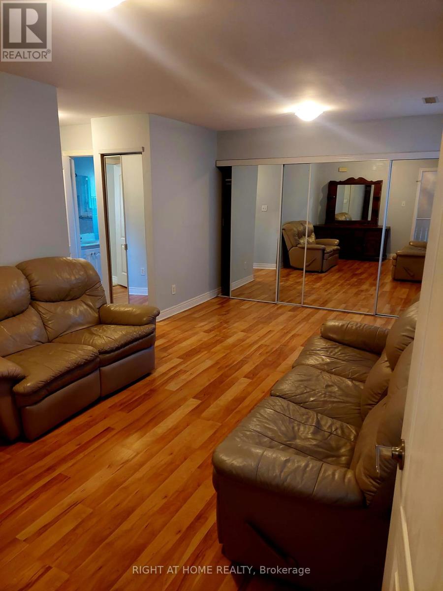 110 Weldrick Road W, Richmond Hill, Ontario  L4C 3T8 - Photo 5 - N12375412
