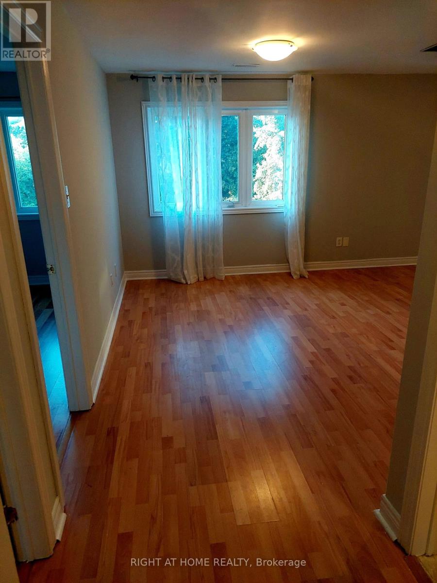 110 Weldrick Road W, Richmond Hill, Ontario  L4C 3T8 - Photo 7 - N12375412